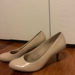 Nude pumps